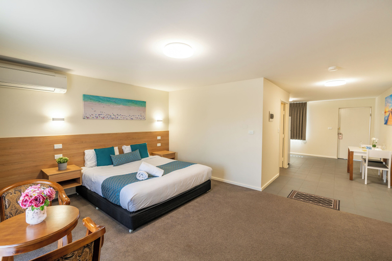 Bedroom 2, Rainbow Motel Queanbeyan, Queanbeyan