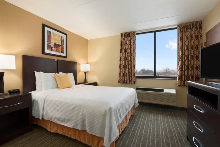 Bedroom 3, Days Hotel By Wyndham University Ave Se, Hennepin