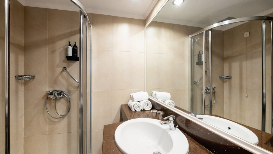 Bathroom 5, Pedi Beach Hotel, South Aegean