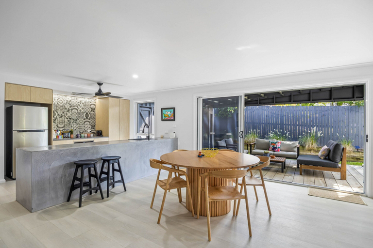 Private kitchen 4, Trendy 2-bed Home With Outdoor Entertainment, Maroochy - Coastal North