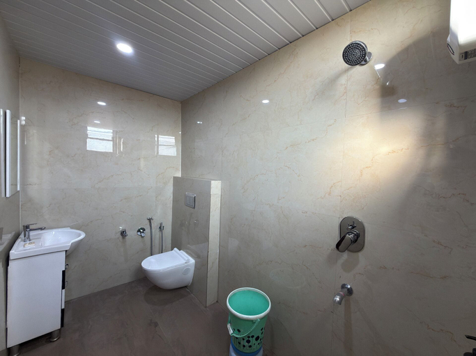 Bathroom 4, Daksh The Valley Resort - Saputara, The Dangs