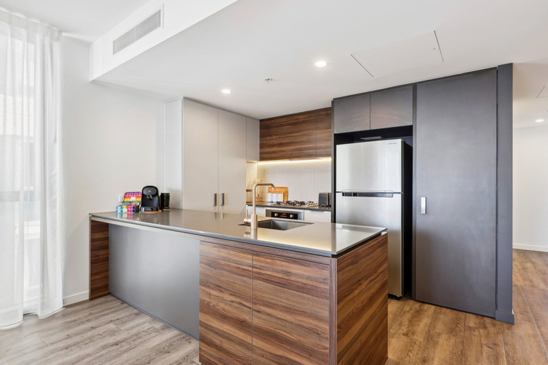 Private kitchen, Chic 2-bed With Rooftop Pool Overlooking the City, Brisbane