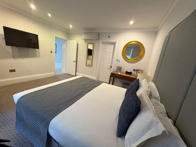 Bedroom 2, Lancaster Gate Hyde Park by LHC, London