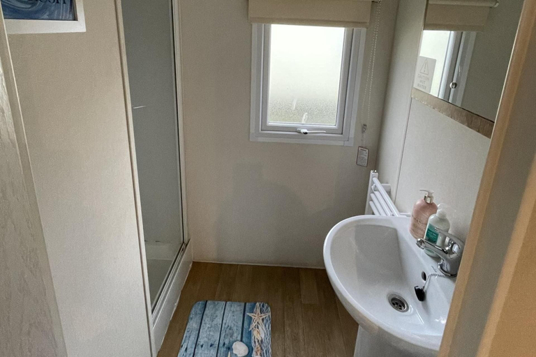 Bathroom 4, Caravan - Sleeps 10 - Pet Friendly - Parking, Essex