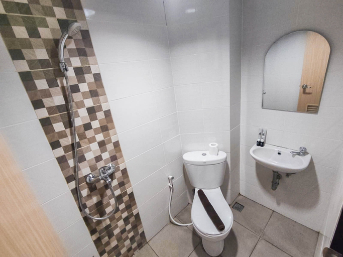 Bathroom 5, Modern Look Studio The Alton Apartment By Travelio, Semarang