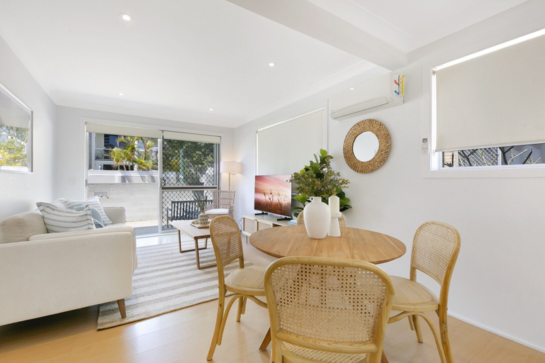 Dining 4, Ground Floor 2-bed Mermaid Beach Pad With Parking, Gold Coast