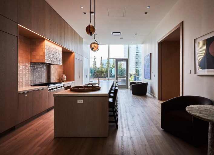 Room 4, Luxe Apts Stunning Lake Views Resort Amenities, Cook