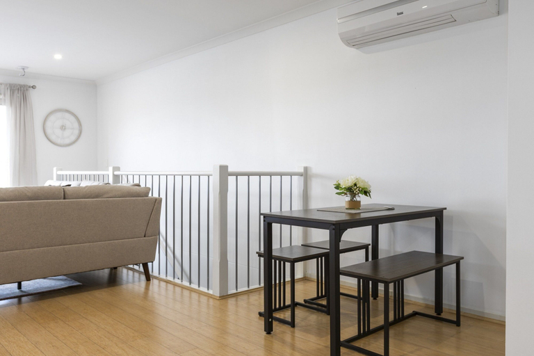 Dining, Spacious Corio Townhouse Near Ferry & Waterfront, Corio - Inner
