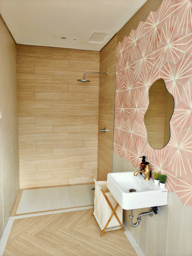 Bathroom 5, Gluck Bloom, Japandi-style stay with Bath tub, Bandung