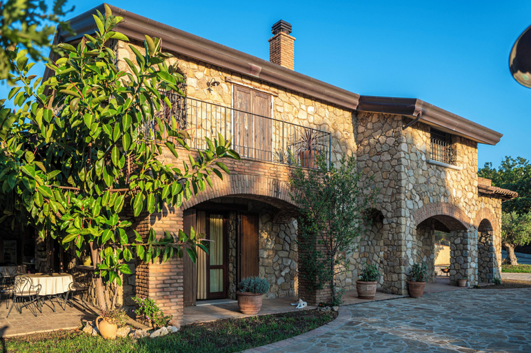 Exterior & Views