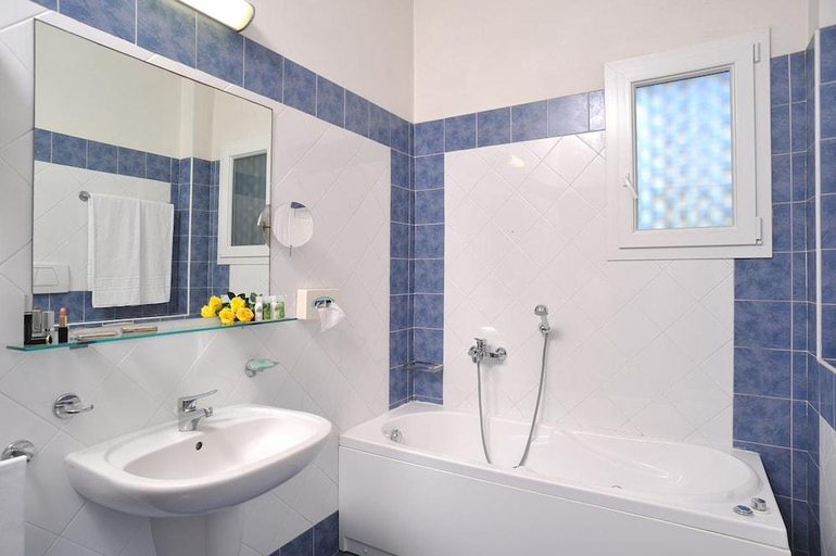 Bathroom 5, Vittoria, Rimini