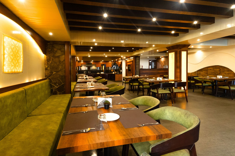 Food & Drinks 5, Sumitel Queens Yard, Darjiling