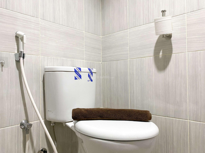Bathroom 3, Relaxing Studio at Vasanta Innopark By Travelio, Cikarang