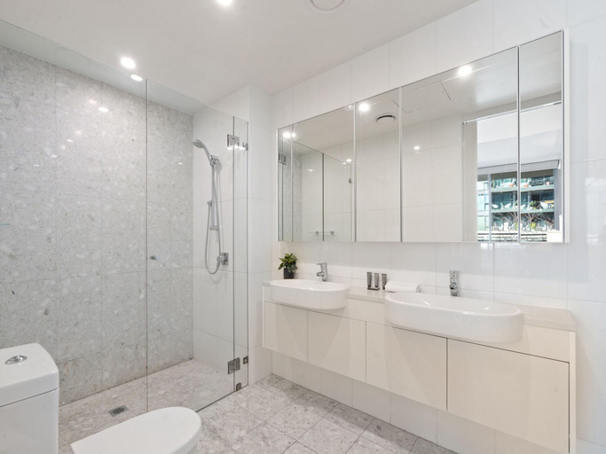 4, Spacious Lakefront Apartment with Pool Access, Canberra