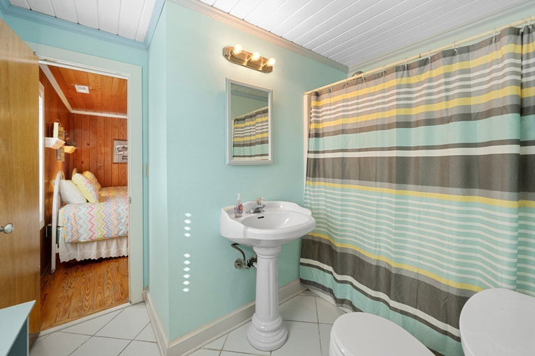 Bathroom 3, Laughin Place 7 Bedroom Home by Peace Vacations, Georgetown