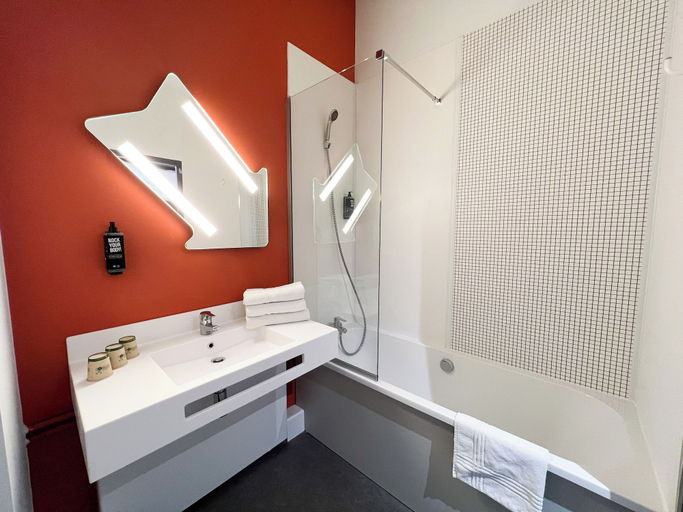 Bathroom 3, ibis budget Alès Saint Christol, Gard