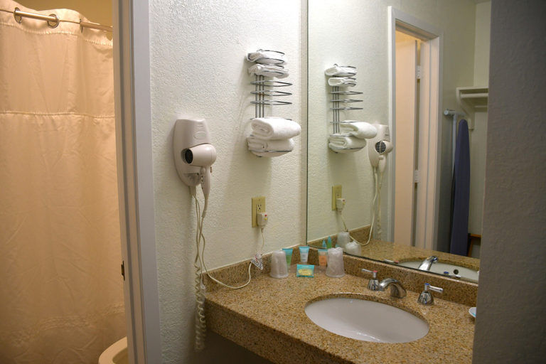 Bathroom 4, Inn at The Waterpark, Galveston
