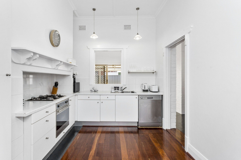 Private kitchen 2, Chic Semi-detached 2-bed Home With Outdoor Dining, Perth