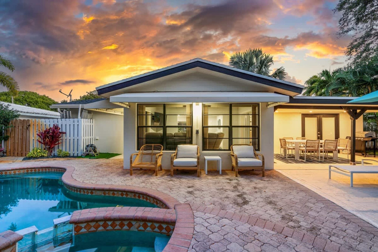 Room 4, Tropical Getaway Heated Pool Patio Retreat, Broward