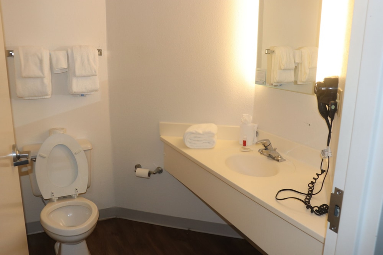 Bathroom 3, Howard Johnson by Wyndham Tifton, Tift
