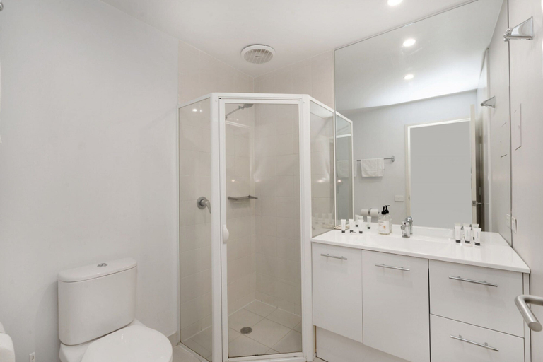 Bathroom, Sleek 2-bed Apartment in Vibrant Kingston, Canberra