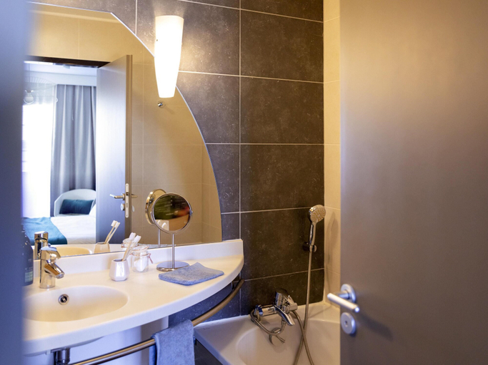 Bathroom 5, Aparthotel Adagio Annecy Centre, Haute-Savoie
