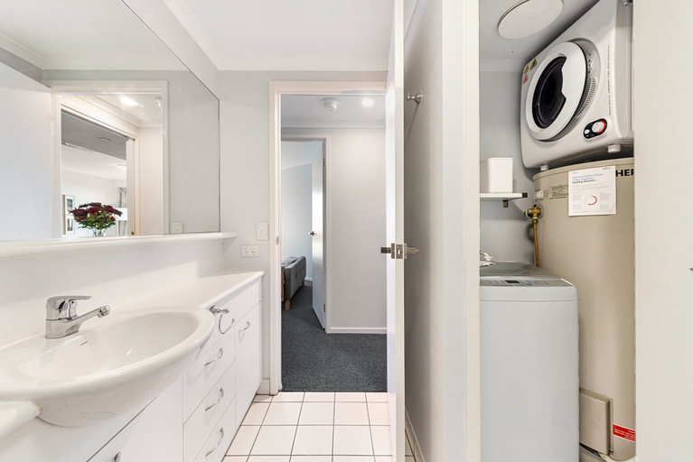 Bathroom 2, Family Unit With Balcony, Free Trams to CBD Sights, Melbourne