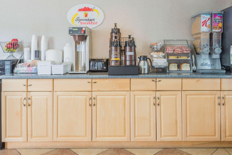 Food & Drinks 5, Super 8 by Wyndham Old Saybrook, Middlesex