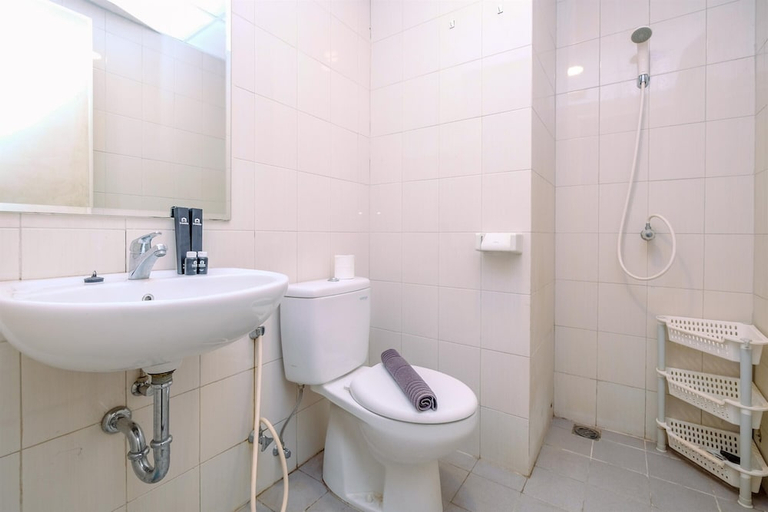 Bathroom 3, Comfort And Cozy 2Br At Signature Park Grande Apartment, Jakarta Timur