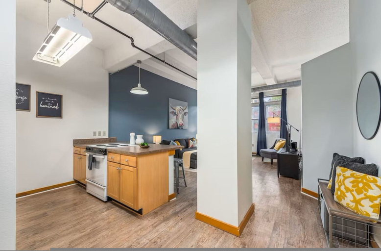 Room 5, King Bed Downtown KC Walkable KC Loft Parking, Kansas City