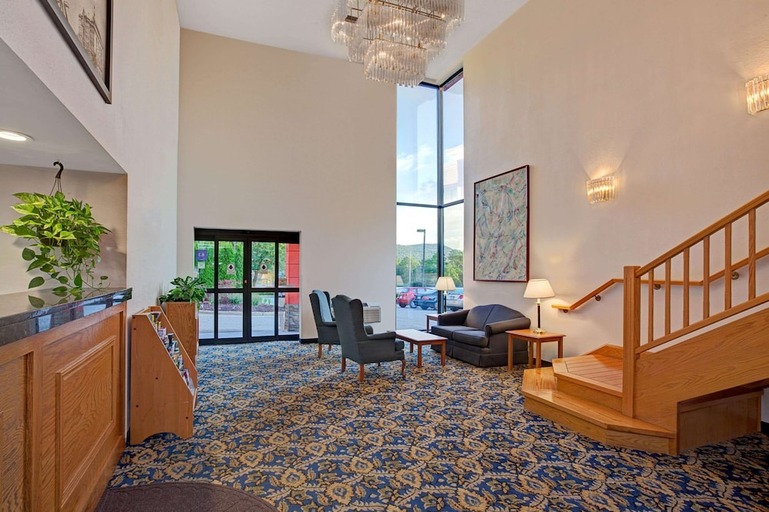Public Area, Super 8 by Wyndham Mahwah, Bergen