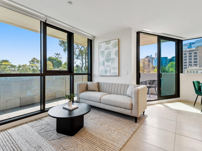 2, Light Filled Apartment by Albert Park Lake, Melbourne