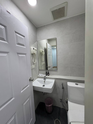 Bathroom 3, Collection O Pratunam 19 Hotel, Ratchathewi
