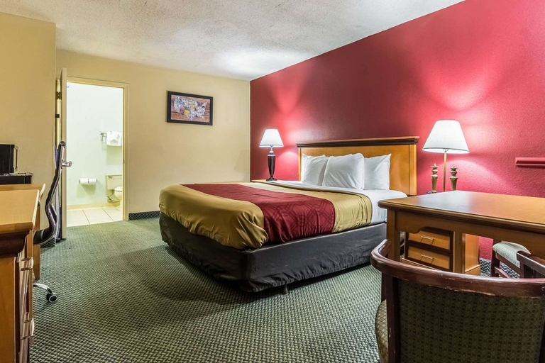 Bedroom 2, Econo Lodge Whiteville, NC, Columbus