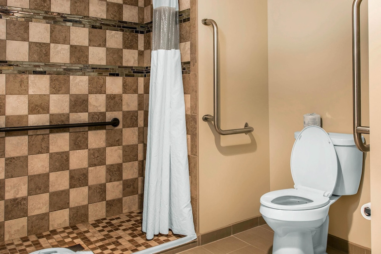 Bathroom 4, Quality Inn & Suites Houghton, Lake Superior