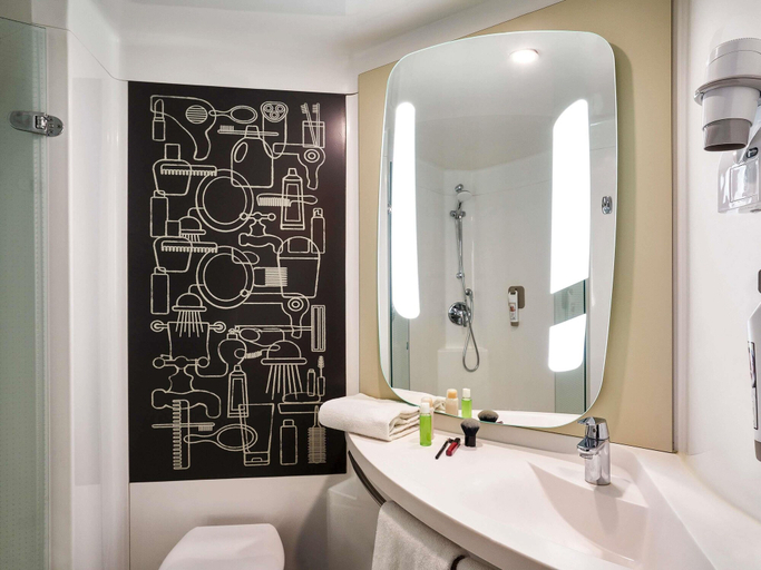 Bathroom 4, ibis Barcelona Meridiana, Barcelona