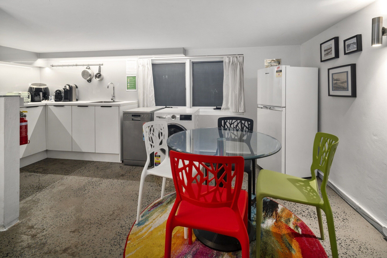 Private kitchen 2, Surfie Pad 10 min Walk to Beach and Dining, Sydney