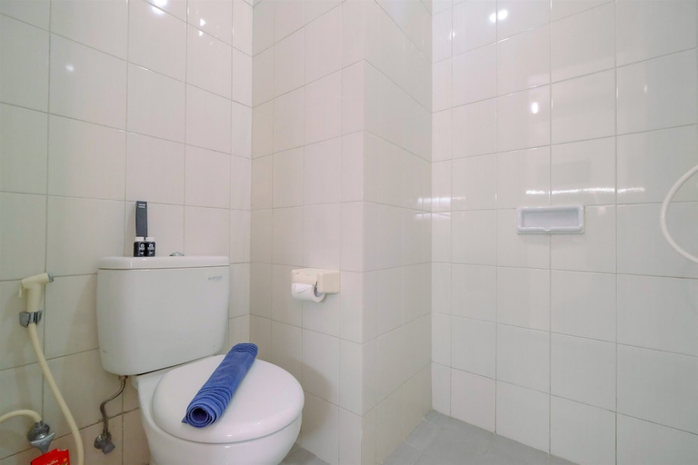 Bathroom 3, Modern And Simple Studio Signature Park Grande Apartment, Jakarta Timur