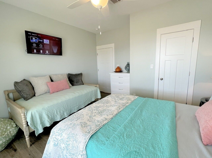 Room 2, Hooked On A Feeling 3 Bedroom Home by RedAwning, Galveston