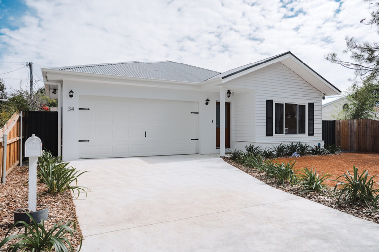 Exterior 4, Exquisitely Spacious 3-bed Home, Canberra