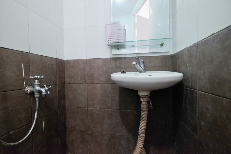 Bathroom 3, Homey and Relaxing 2Br Green Pramuka Apartment, Central Jakarta