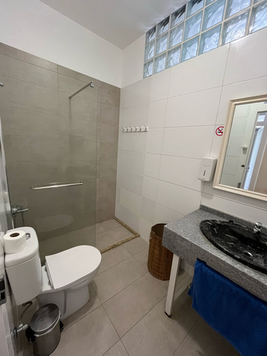 Bathroom 3, Lazareto 148 Hostel, Funchal