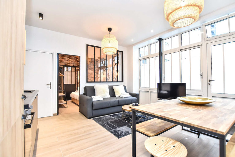 Living area 2, Charmant Appartement - 3BR 8P - South Pigalle, Paris