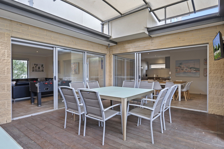 Outdoor dining 2, Seaside 3-bed Home, Direct Beach Access, Melbourne