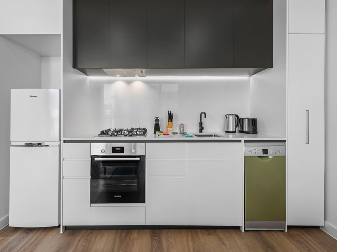3, Modern Apartment on Burgundy Precinct & Parklands, Melbourne