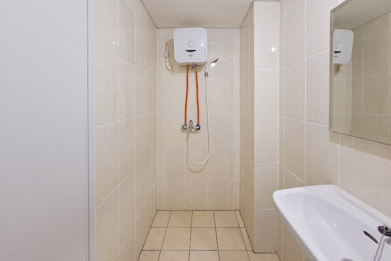 Bathroom 5, Comfy and Neat Studio at M-Town Residence Apartment By Travelio, Tangerang