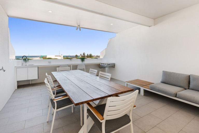 Balcony 3, Luxury 5-floor Unit With Ocean Views Near Beach, Caloundra - Caloundra S.