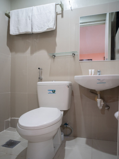 Bathroom 3, Super OYO 604 Chateau Cinco Dormitel - Hostel, Davao City