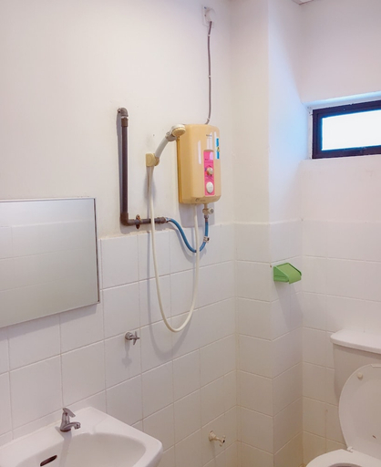 Bathroom, Dindings Pantai Desair Apartment By DPD, Manjung