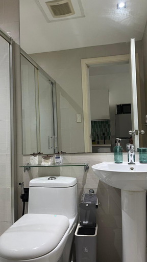 Bathroom 4, Gramercy Residences Studio with balcony Near Airport, Makati City